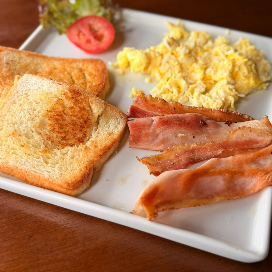 Acompanha 2 fatias de pão para você não passar vontade. Ovos, bacon e muita sustância!