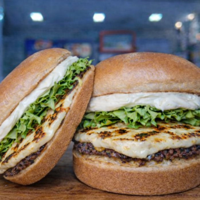 Você vai adorar essa mistura louca de sabores !
Pão Brioche , carne artesanal 60g , queijo coalho, tomate , alface , picles , cebola picadinha e nossa deliciosa maionese caseira .