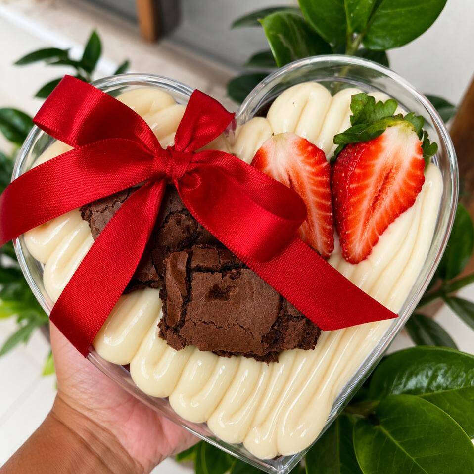 Camadas de creme de Ninho, brownie e morangos frescos.