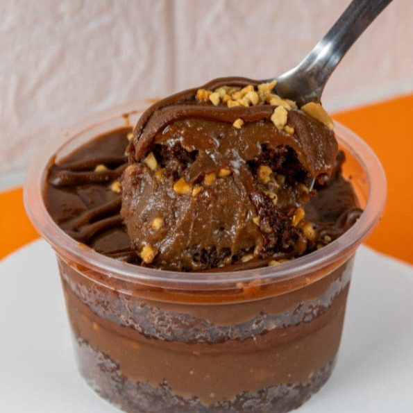 Deliciosa massa de chocolate fofinha e molhadinha, recheio cremoso de chocolate ao leite, Nutella original e amendoim triturado. (Pote 200ml)