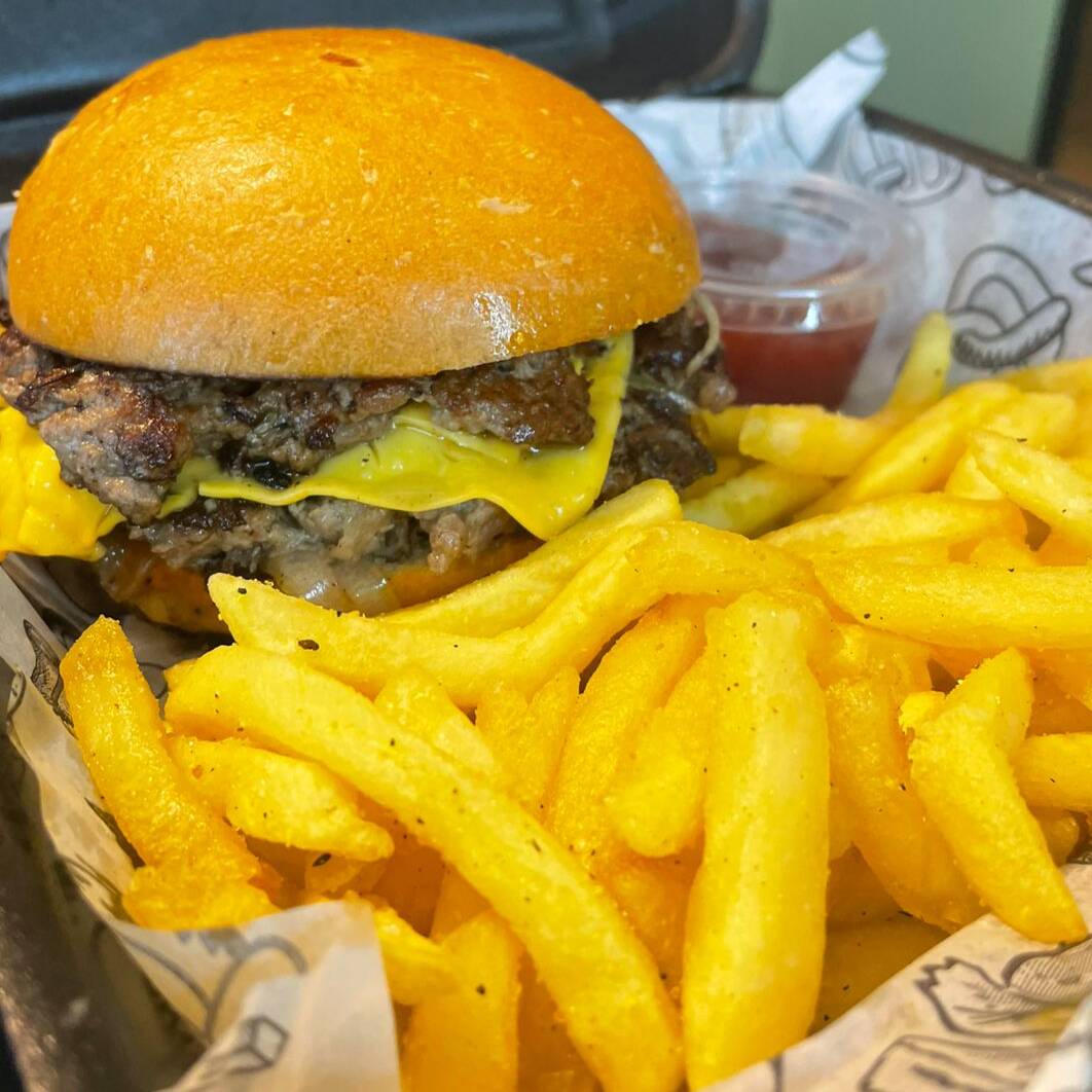 Combo TocinoBurger con papas y bebida