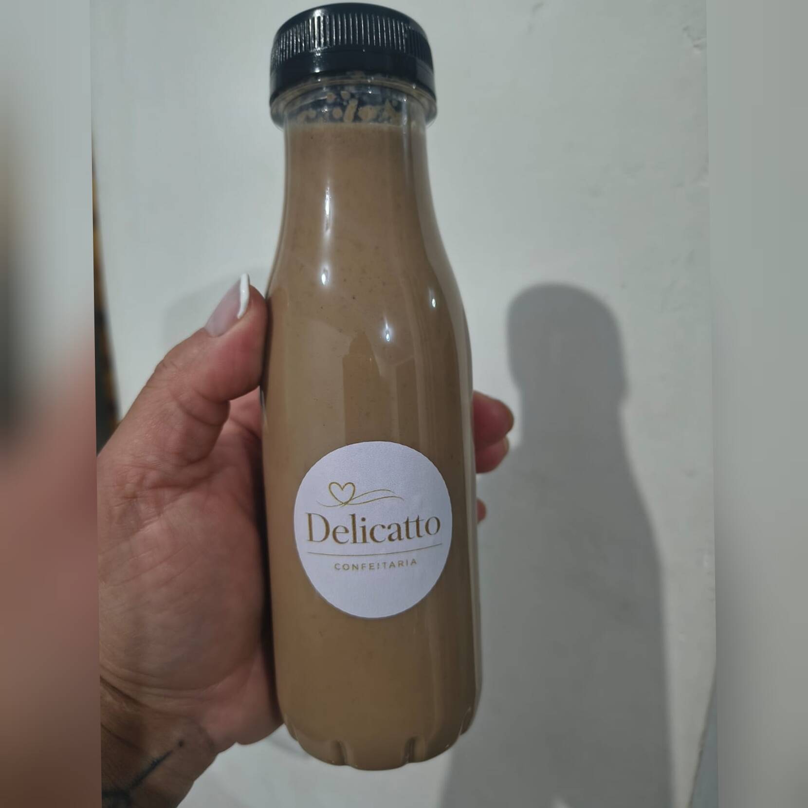 Capuccino feito artesanalmente, chocolate em pó 50% cacau, canela, e café solúvel.*Para uma melhor experiência,se faz necessário que aqueça um pouco mais caso queira uma temperatura mais forte(tire o produto da embalagem)*
300 ml