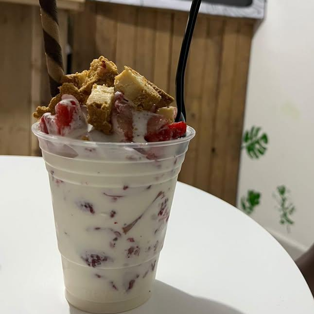 FRESAS CON CREMA Y PAY DE QUESO