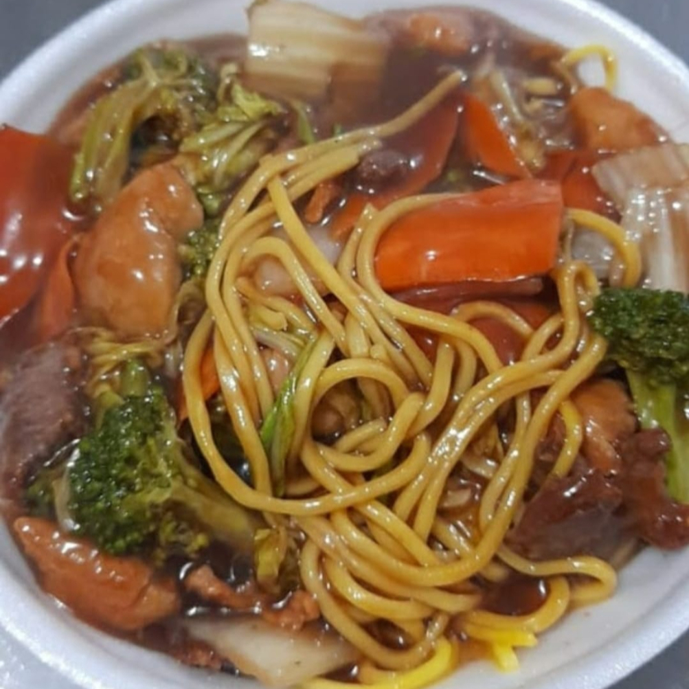 macarrao carne ,frango e camarao com legumes selecionados ao molho especial