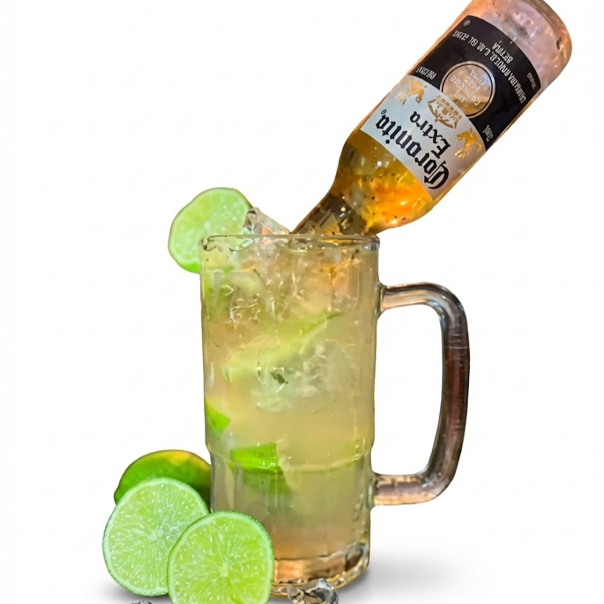 Pura Refrescância! Imagine um copão de 770ml com muito gelo, limão, Jurupinga e uma Corona Long Neck. O equilíbrio perfeito entre o doce e o cítrico. Peça já!