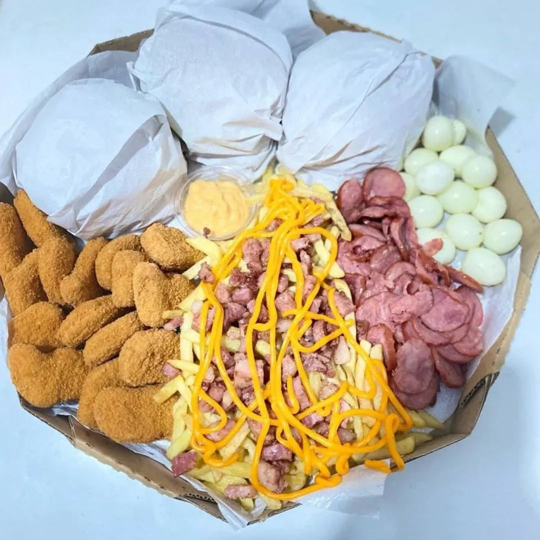3 x tudos 1 porção nuggts 1 porção de ovo codorna 600 g de batata , calabresa