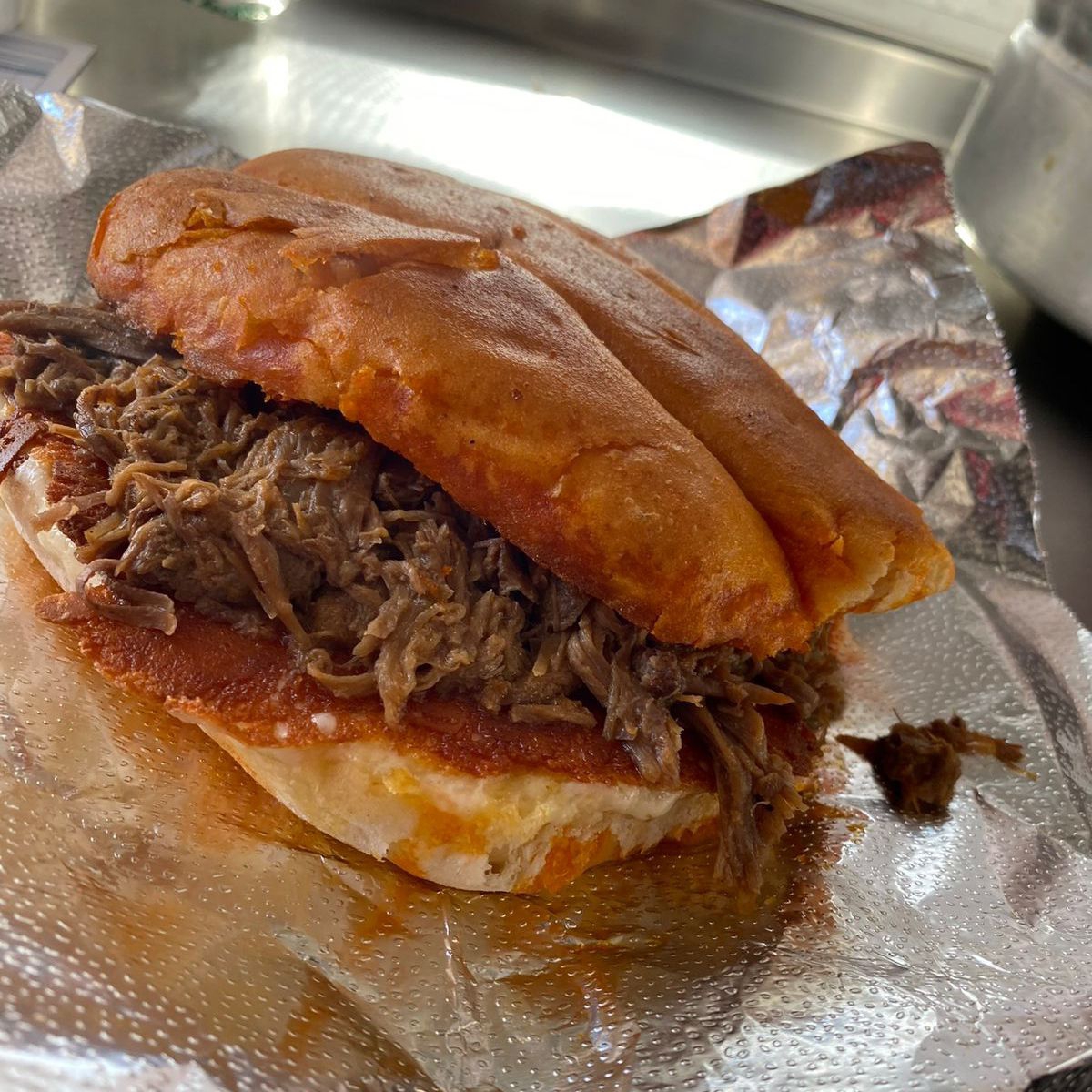 Torta de Birria con Costra de Queso