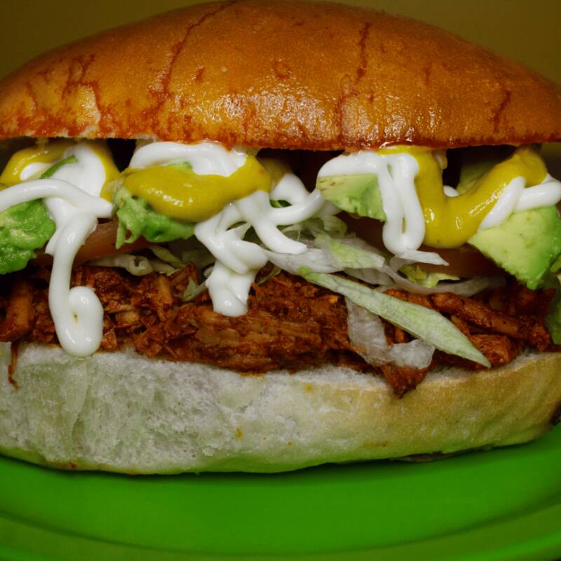 Torta Cochinita Pibil + Te Helado 16 Oz.