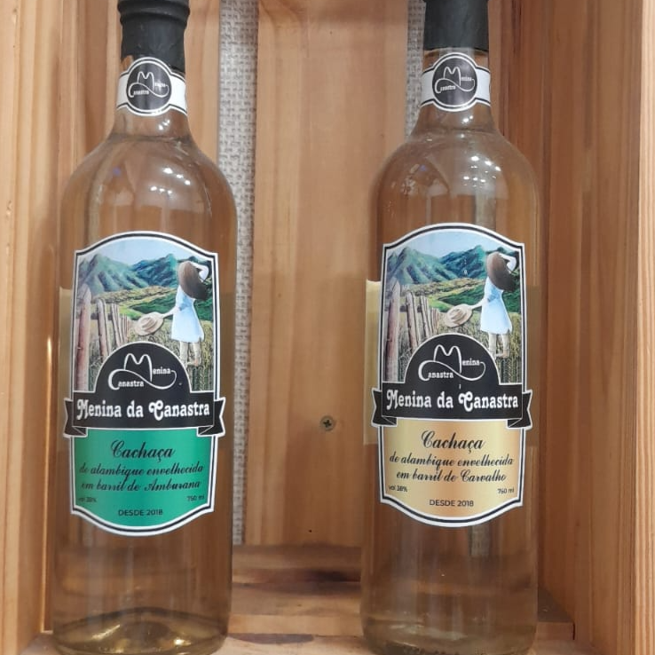 O processo de produção dessa cachaça é uma homenagem à herança cultural e artesanal da região.
A Cachaça Menina da Canastra é envelhecida pacientemente, resultando em uma bebida de sabor refinado e suavidade notável. Seus seis meses de descanso em toneis de madeira selecionados conferem a ela nuances sutis que enriquecem a experiência sensorial de quem a prova.
Ao saborear a Menina da Canastra, você será envolvido por um aroma encantador e cativante, preparando o paladar para a revelação de notas suaves e aveludadas.
Seja você um apreciador de longa data ou um curioso em busca de novas experiências, a Menina da Canastra é uma escolha que impressiona e conquista os sentidos. Cada dose é um brinde à história e ao sabor autêntico de Minas Gerais, transportando você diretamente para as paisagens mágicas da Serra da Canastra.
Curtida na Madeira de Carvalho.