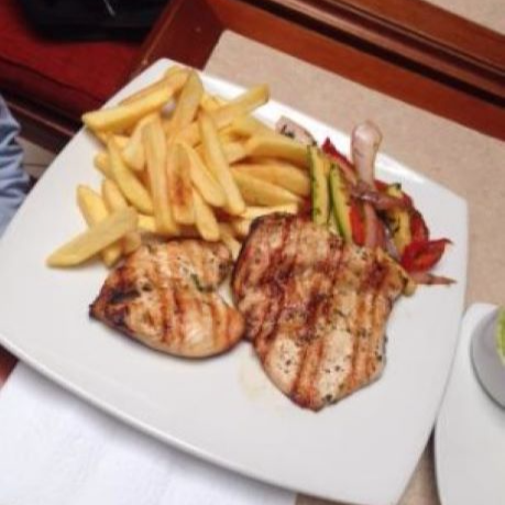 Pechuga a la Parrilla con Papas, Ensalada y Arroz