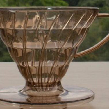 Os Porta filtros e filtros cônicos Fran’s Café Fc01 e Fc02, foram desenvolvidos com tecnologia e precisão dos padrões internacionais, utilizando como referência o principal porta filtro do mercado japonês.
Ideal para pessoas que apreciam um café filtrado saboroso.
O resultado é uma bebida limpa (sem resíduos de xícara) e saborosa, que ressalta notas sensoriais e aromáticas do grão. *Compatível com filtro Fc02*