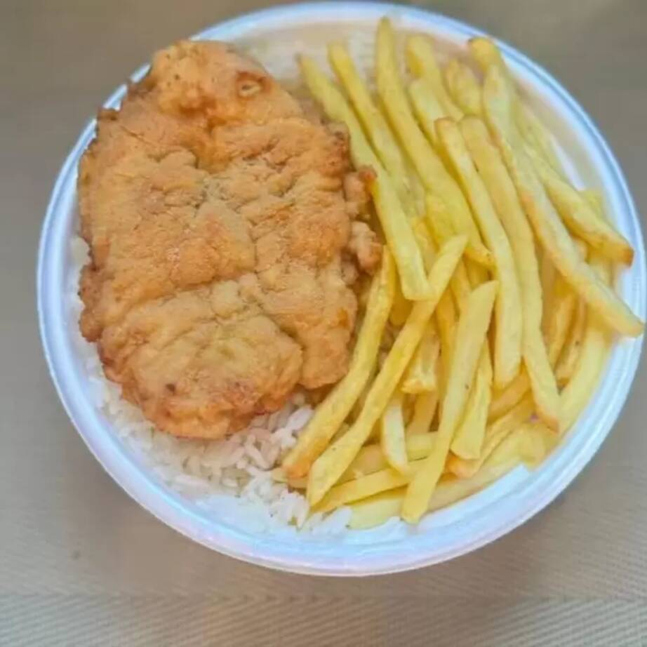 Marmita com delicioso filé de frango empanado na massa crocante acompanhado de arroz branco,feijão e batatas fritas. Marmita indicada para 01 pessoa.
