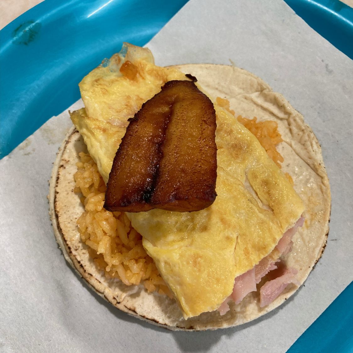 Omelette de jamon con queso