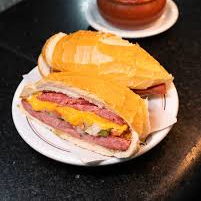 Calabresa fresca com queijo no pão francês.