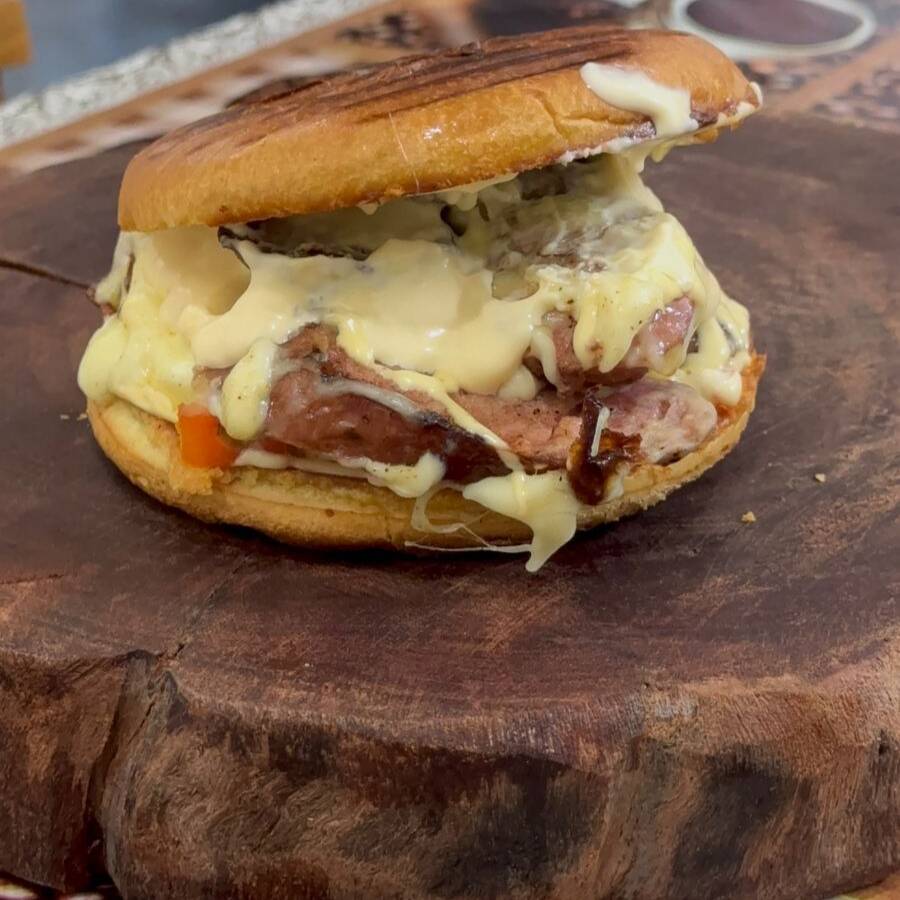 Pao Brioche, Linguiça defumada de verdade (SEARA), catupiry (original), queijo muçarela, maionese de parmesão, acompanha batata chips