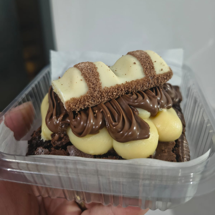 Brownie Clássico Delicatto,coberto com recheio de Ninho, Nutella (original) e Kinder Bueno