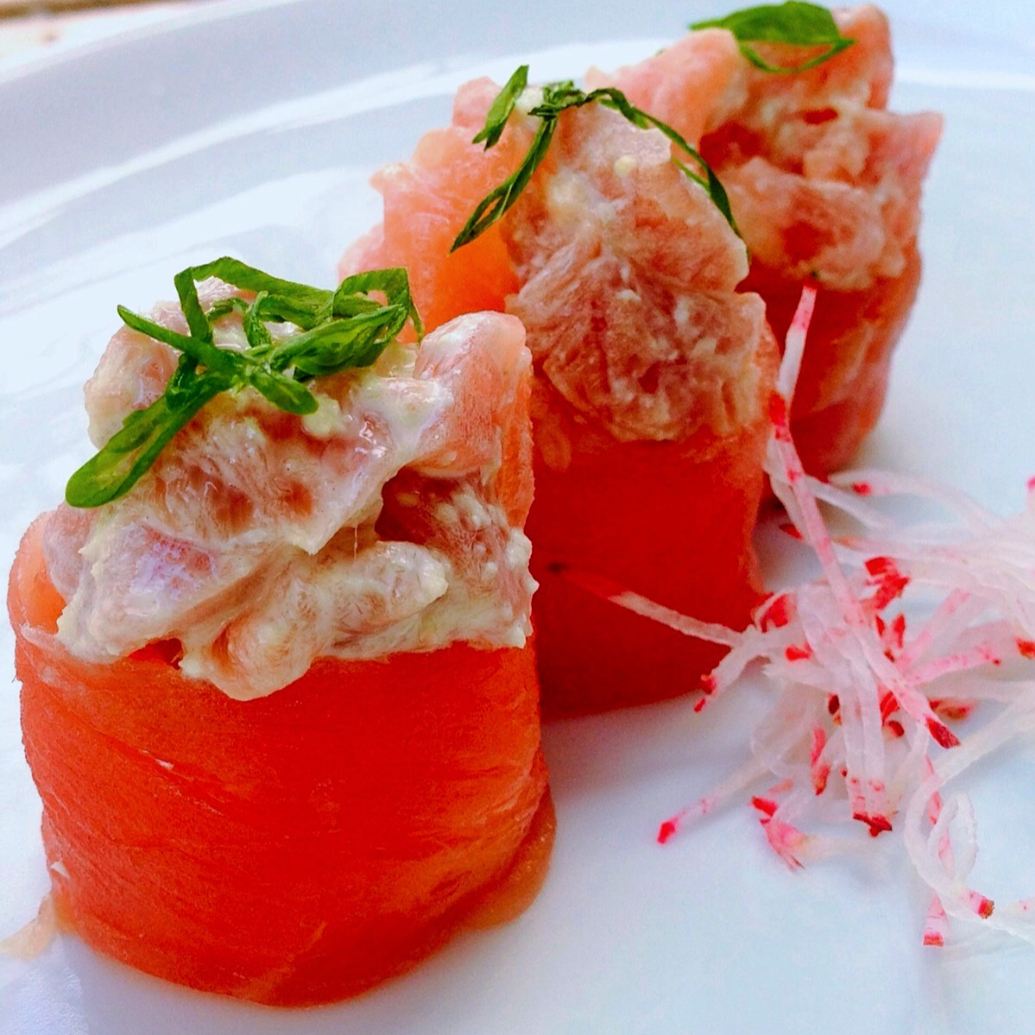 BOLINHO DE ARROZ ENVOLTO COM FATIA DE SALMÃO E UM PATÊ DE SALMÃO CREAM CHEESE E BOLINHA.