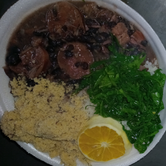 Arroz,feijoada,couve,farofa e laranja