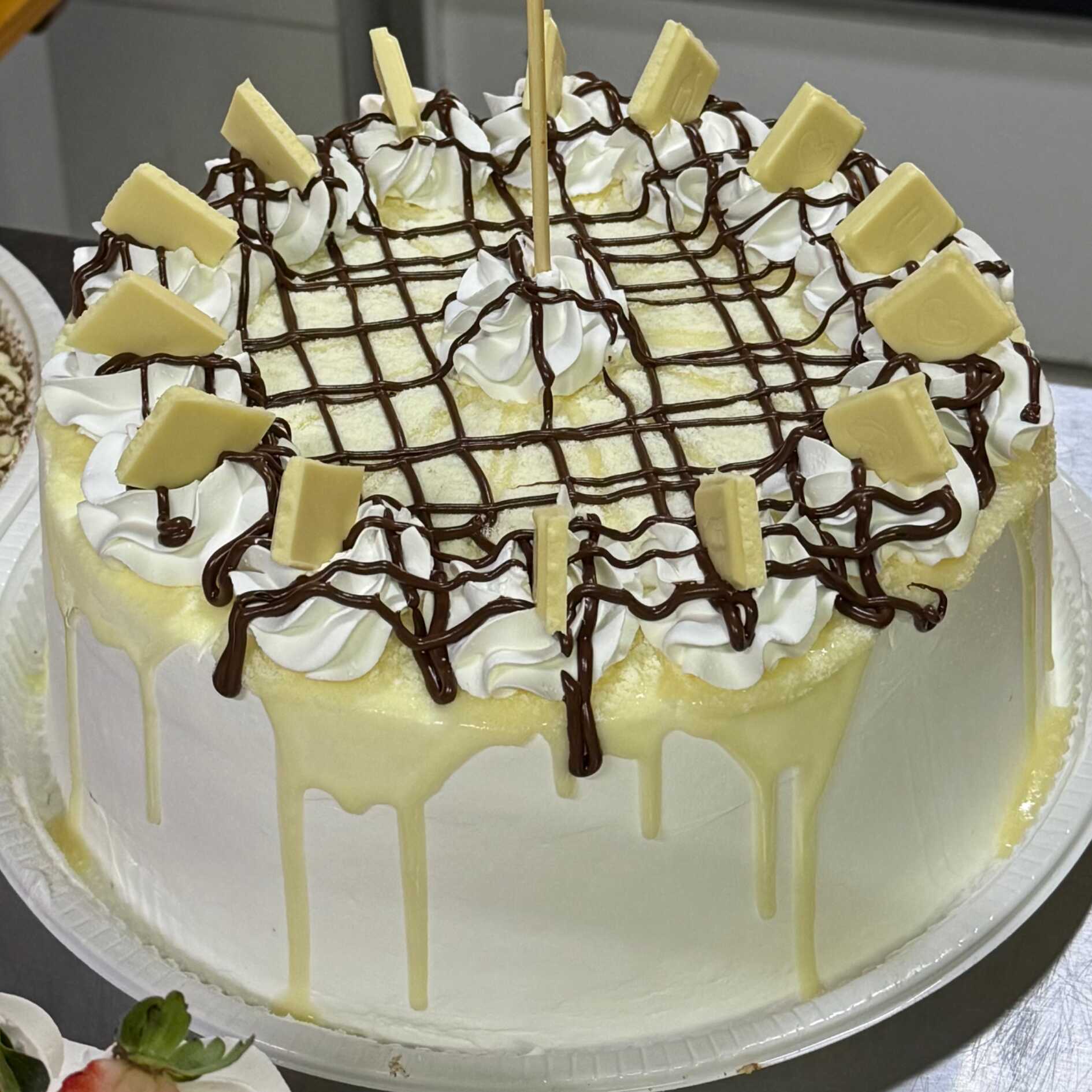 Massa de chocolate fofinha, recheado com brigadeiro de ninho bem cremoso, trufado com bastante Nutella e finalizado com Chantininho bem macio e saboroso.