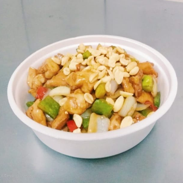 Cubos de frango com cebola ,pimentão verde e vermelho, salsão e amendoim ao molho shoyu.