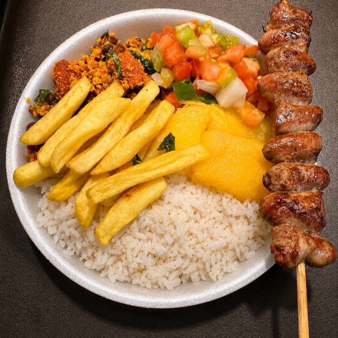 Arroz, feijão tropeiro ou caldo, vinagrete, mandioca, batata frita.