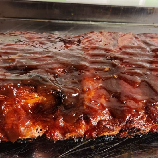 Nossa Costela de porco defumada. Finalizada com molho barbecue que dá aquele sabor irresistível. Vai com batata temperada e nossa farofa especial. AVISO: é altamente viciante, cuidado pra não lamber os dedos em público! 😋🔥