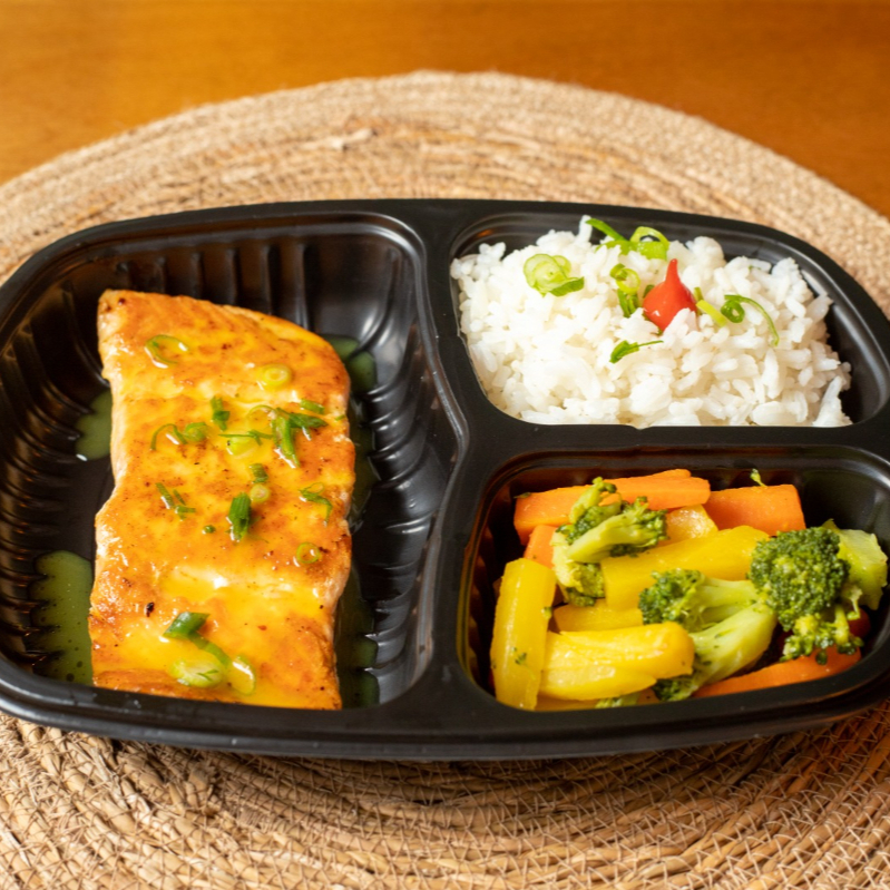 Salmão selado na chapa regado ao molho mostarda e mel, servido com arroz soltinho e legumes salteados
