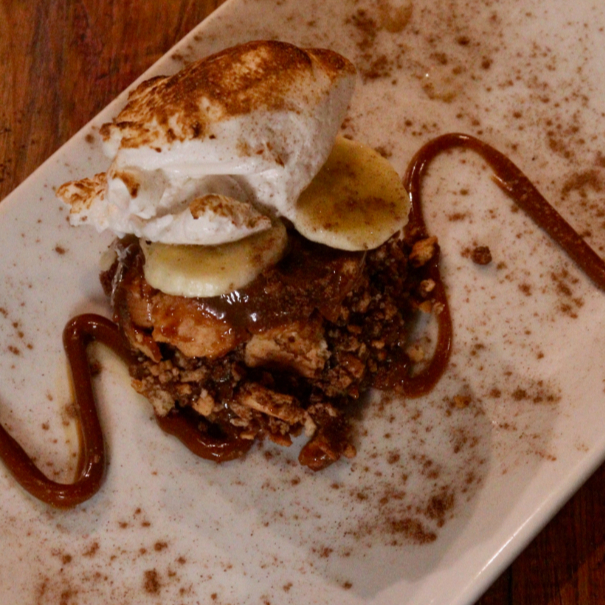 Esta deliciosa sobremesa tradicional da Inglaterra, feita de Banana, Chantilly Premium e uma Espessa camada de Doce de Leite, combinada em uma base de biscoito amanteigado esfarelados e manteiga.
