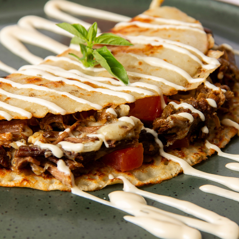 Carne Desfiada, Mussarela, Tomate, Oregano, Finalizado com Molho de Queijo Cremoso