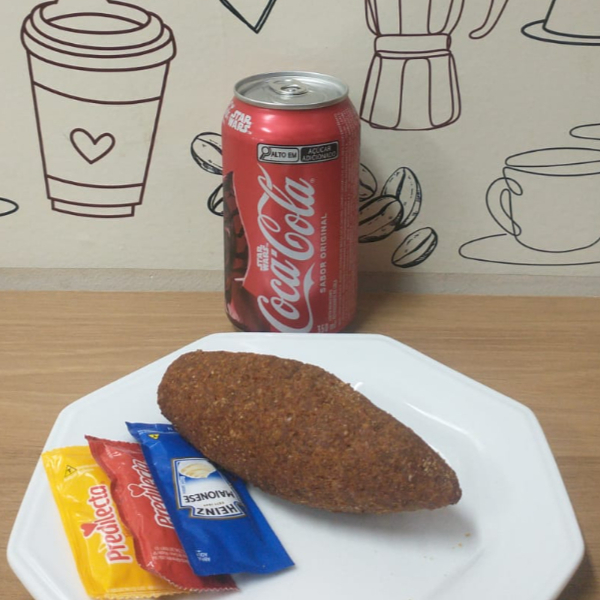 Saboreie nosso quibe com queijo, crocante por fora e cremoso por dentro, acompanhado de Coca-Cola 350ml geladinha. Uma combinação perfeita de sabor e refrescância para qualquer hora do dia!