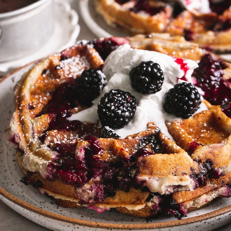 Waffle de filadelfia y zarzamora.