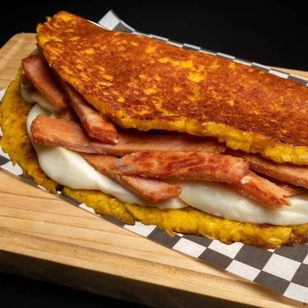 Cachapa con Queso y Chuleta Ahumada