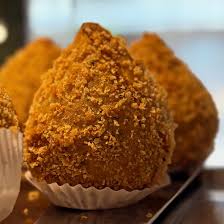 Massa de batata, recheio de frango e cream cheese. Fritas na hora. 300g