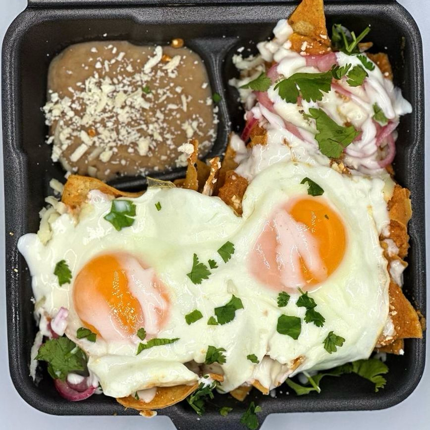 CHILAQUILES CON HUEVO EN SALSA ROJA TATEMADA