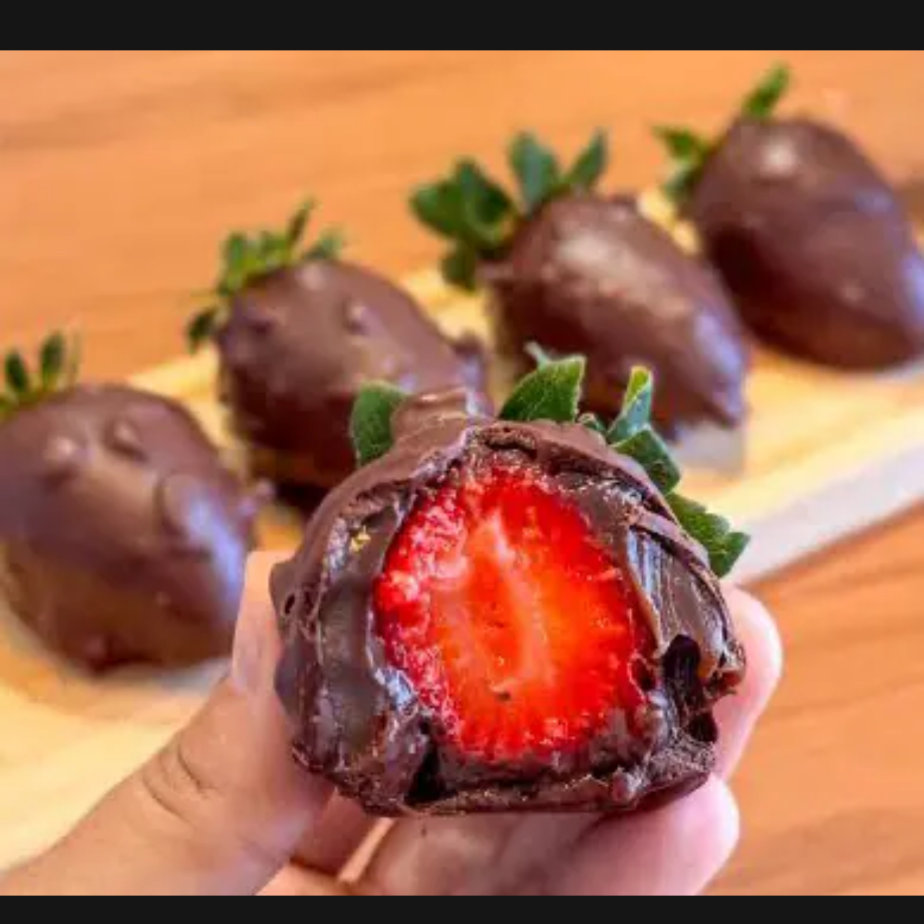 Morango envolvido no brigadeiro tradicional cacau 50%, caramelo crocante, no final banhado no chocolate bland.
Foto ilustrativa