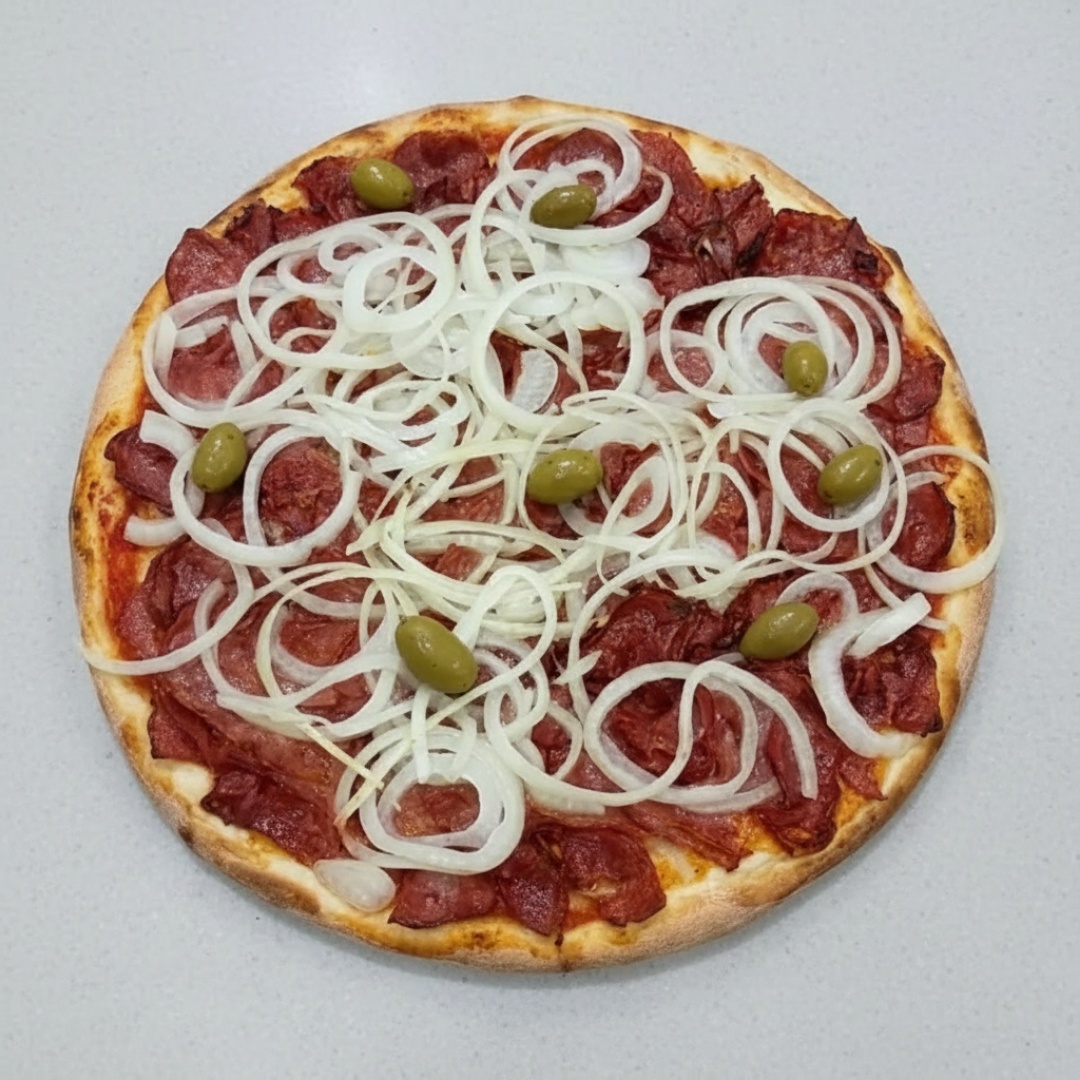 Molho de tomate, calabresa, cebola e azeitona