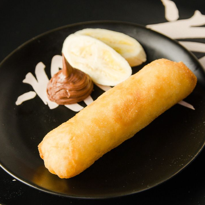 Banana com chocolate derretido dentro de uma massa crocante. Combinação perfeita! #harumaki #bananaechocolate #sobremesa #docedodia