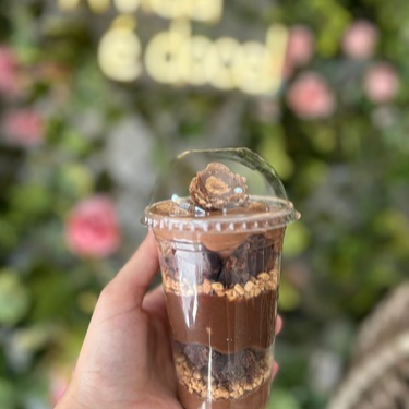 Delicioso mousse de chocolate, pedaços de castanha, brigadeiro belga e pedaços de brownie