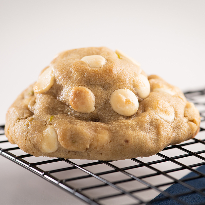 Massa com raspas de limão siciliano, gotas de chocolate nobre branco e recheio de ganache de limão siciliano com geleia de frutas vermelhas.