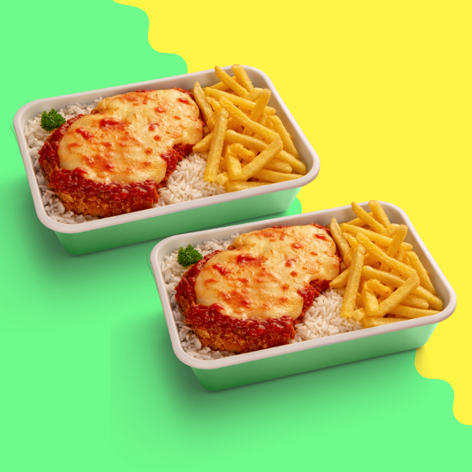 O frango empanado crocante e os queijos mussarela e parmesão derretidos com molhinho de tomate nos melhores papéis de suas carreiras. Astros especialmente convidados: arroz soltinho e batata frita bem sequinha. 2 Mitas para compartilhar e saborear. Perfeito!