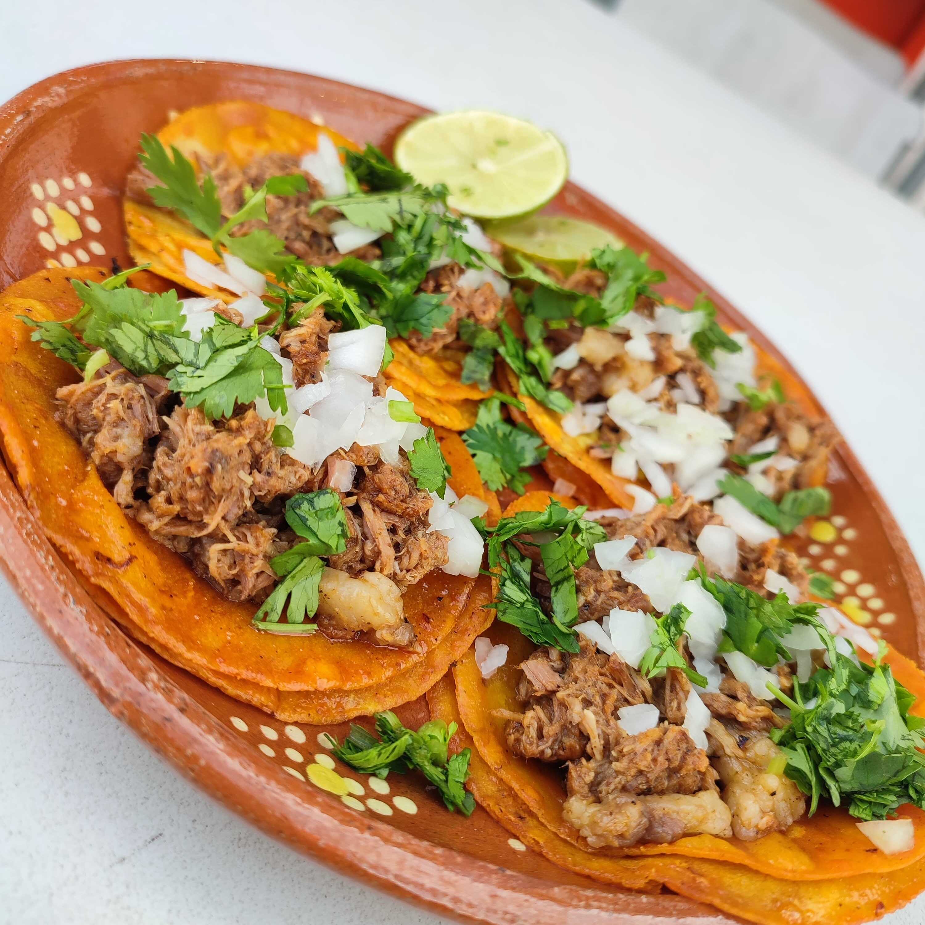 Orden de 4 Tacos de Maíz más 1 Consomé Gratis