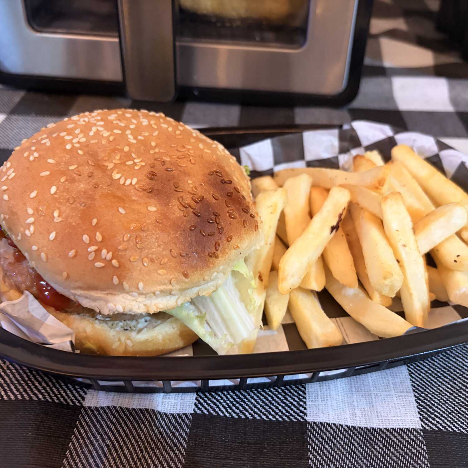 Hamburguesa al Carbon con Papas y Refresco