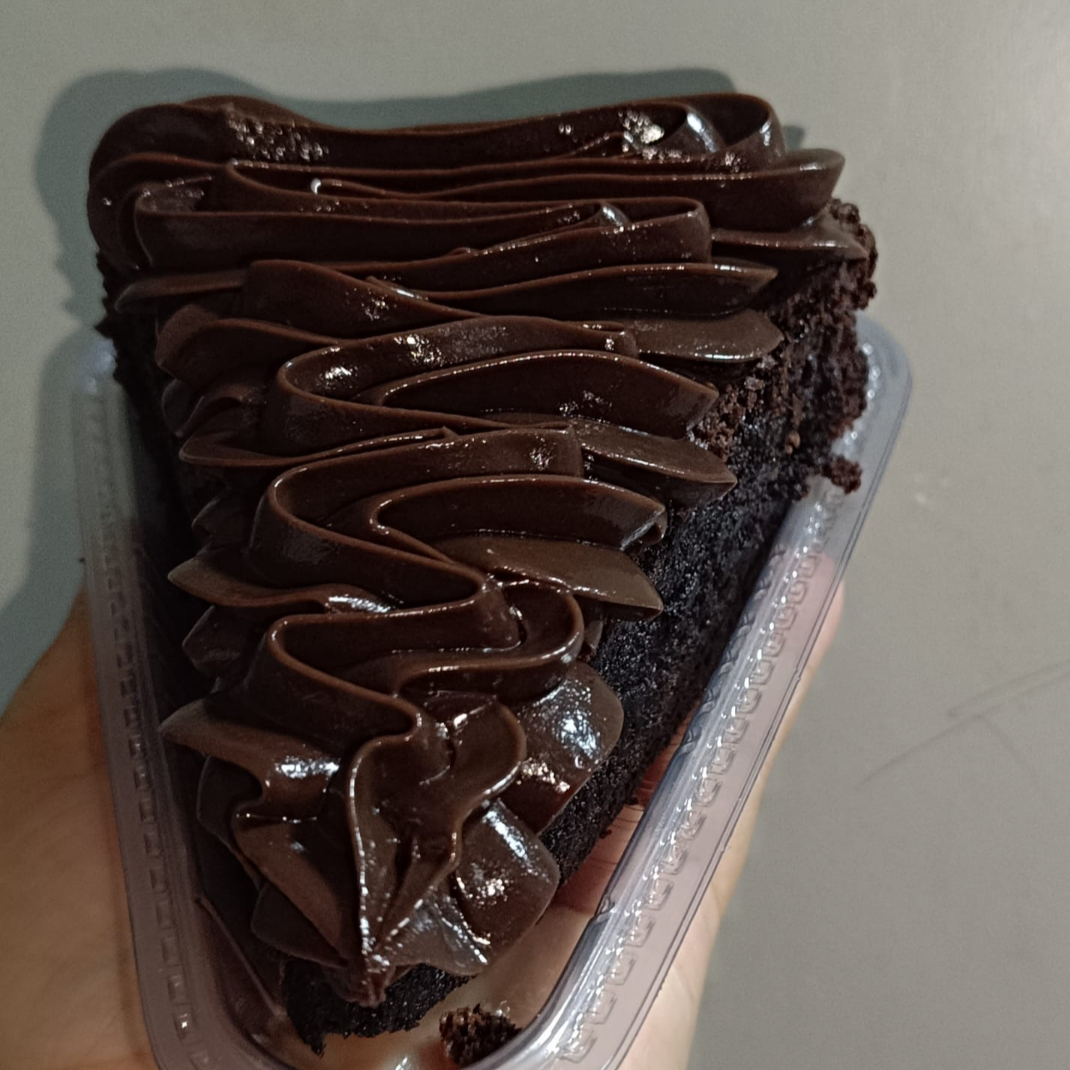 Fatia de bolo de chocolate c/ cobertura de chocolate