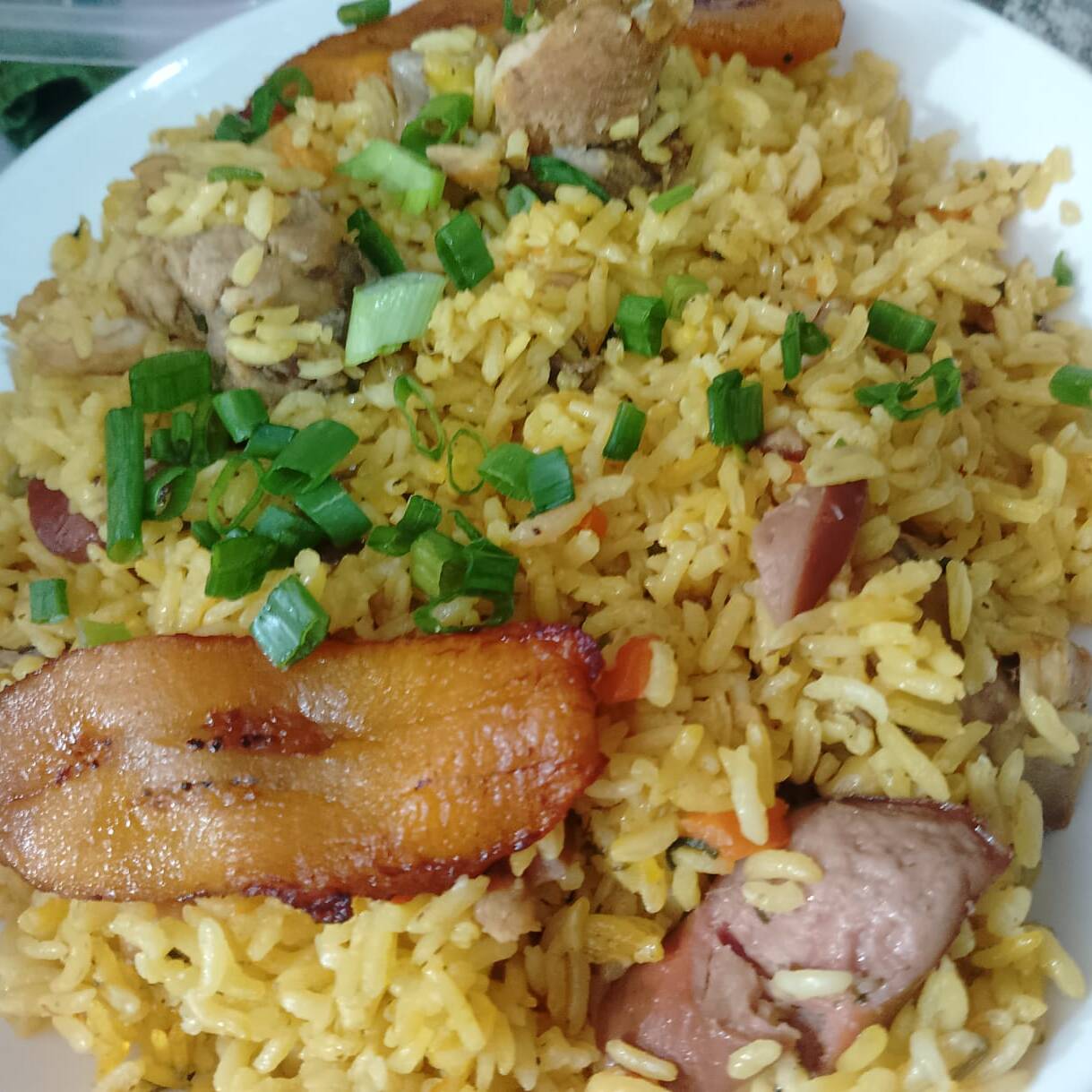 Arroz con Pollo Venezolano Con Plátano