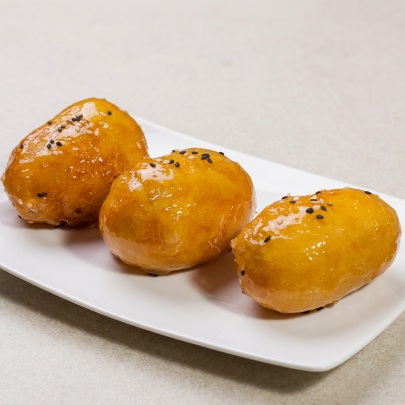 4 pedaços de banana empanadas, caramelizadas e finalizadas com gergelim torrado.