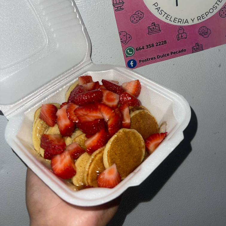 Mini Hot Cakes con Fresa y Miel Maple 20 Pzs