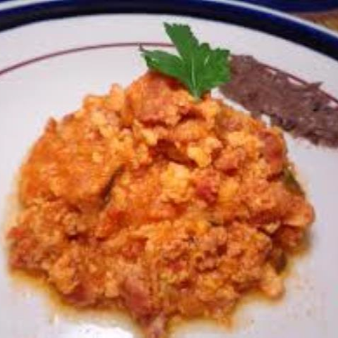 Huevo Revuelto en Salsa Roja