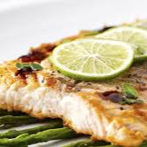 Filé de peixe, arroz yakimeshi, batata frita, acompanha um rolinho romeu e julieta