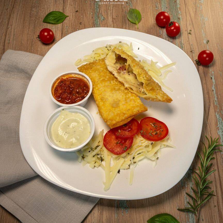 Pastel de pizza de 20cm, recheado com mussarela, presunto, tomate e oregáno.