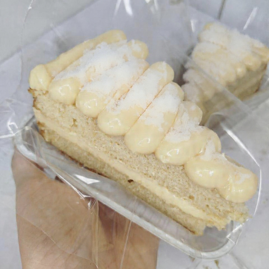 massa branca, recheio de brigadeiro cremoso de coco e cobertura de brigadeiro cremoso de ninho.